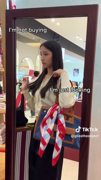 I’m just looking🫢 📍The Mall Bangkapi 📍ร้านอยู่ชั้น G ติดกับ SOS ค่ะ 🗓️วันที่ 1-31 ก.ค. 2025 เท่านั้น ⭐️โปรโมชั่น ซื้อ 1 ชิ้น ลด 5% / ซื้อ 2 ชิ้น ลด 10% #glisstheobject #กระเป๋าแฟชั่นผู้หญิง #tiktoklooks #กระเป๋า #กระเป๋าแฟชั่น #TikTokFashion #OOTD #fashion #popupstore #themallbangkapi #fyp