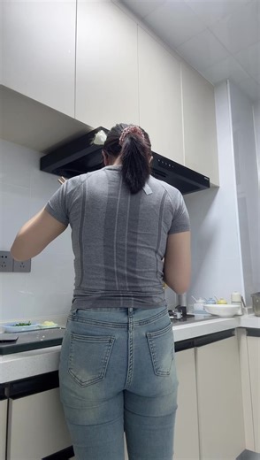 女老师下班后做饭日常
