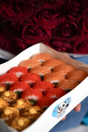 Prawdziwa miłość zaczyna się od… Panda Sushi! ❤️🍣 Walentynki to idealna okazja, by podzielić się tym, co najlepsze – wyjątkowym smakiem i niezapomnianymi chwilami! 🥢✨ Zamów ulubione sushi i świętuj miłość na swoich warunkach! 💕