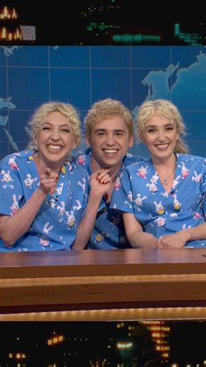 the australian twins stop by the weekend update desk! | Saturday Night Live