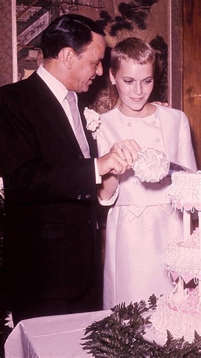 ♡ 𝙾𝙻𝙳 𝙷𝙾𝙻𝙻𝚈𝚆𝙾𝙾𝙳 𝙻𝙾𝚅𝙴 ♡ on Instagram: "♡ 𝓕𝓻𝓪𝓷𝓴 & 𝓜𝓲𝓪 ♡ •Newsreel footage of Frank Sinatra and his third wife, Mia Farrow, taken on their wedding day in Las Vegas, 1966. 🤍 ♡ ♡ ♡ 𝐅𝐨𝐥𝐥𝐨𝐰 𝐌𝐞: @oldhollywoodcouples ♡ ✨#franksinatra #miafarrow #woodyallen #vonryansexpress #lasvegas #rosemarysbaby #happinessis #anchorsaweigh #thedetective #oldhollywoodcouples #truelove #oldhollywood #1966 #1960s #cutecouples #loveyou #goldenageofhollywood #cinema #followforfollowbackinsta