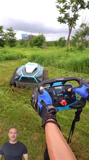 Laerte Jr | Viral Businesses & Digital Marketing on Instagram: "🚜 In California, an invention is eliminating hard labor and generating daily profits. This remote-controlled lawn-mowing robot does the work that once required four people a week — now in just a single day. 🎬 Credits: @kohammower 📲 Content by: @laertejr_mkt.eua #BusinessIdeas #Innovation #StartupLife #EntrepreneurLife #SmartBusiness #AgroTech #Landscaping #Automation #SmallBusiness #TrendingNow #USA #USABusiness #americandream"