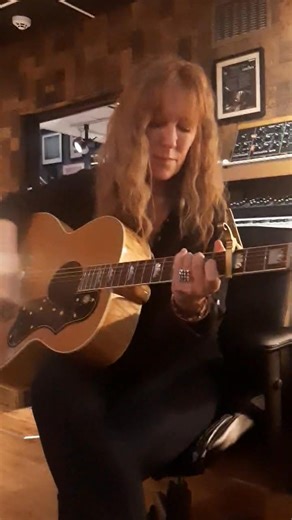 Wow what a pleasure to play this beaut Gibson today at Grant Avenue Studios. You very quickly get an idea why you pay as much as you do for them. ✅😄 | Jasmine T