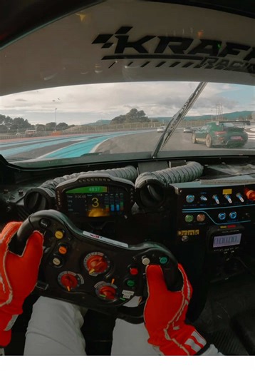 Voiture de course vs Supercar : La vraie vitesse