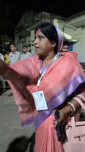 Bishnupur BJP Candidate claim Sector officer trying to change EVM in Tejpal, Bishnupur. She confronted them. CAPF is available there but strangely many areas EVM are kept in State Police custody while going to RC