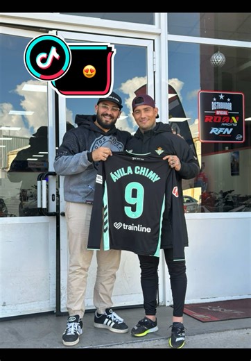 Gran persona ! Y un fenómeno en la cancha ! Gracias por confiar en Motos Apollo y por el detalle 😍 Un placer !#betis #motosapollo #pitbike