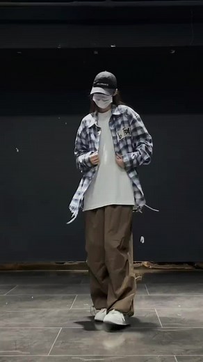 酷girl的街舞挑战：穿衬衫跳HipHop