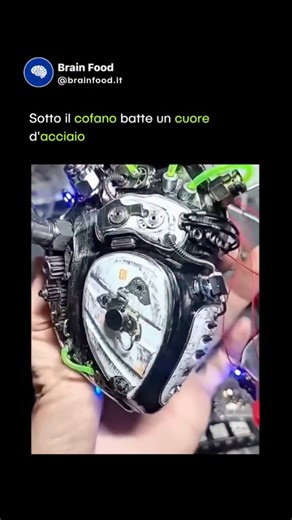 Brain Food on Instagram: "Il battito che cambierà la storia. Per sempre. ❤️‍🔥⚙️ @brainfood.it 🔥🧠 ​Non farti ingannare dall'estetica cyberpunk: quello che stai guardando è l'apice dell'ingegneria biomedica. Un cuore meccanico iper-realistico che non si limita a muoversi, ma vive lo stesso ritmo di un cuore umano. ​Perché questo video dovrebbe farti venire la pelle d'oca? Perché stiamo assistendo alla fine dei test clinici rischiosi. 🚀 ​🧬 L’ALCHIMIA PERFETTA: Grazie alla fusione tra Soft Robo