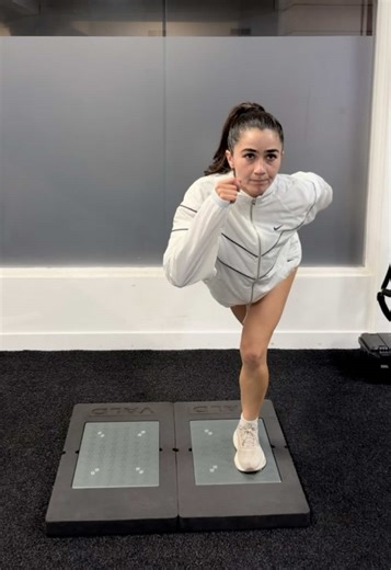 ACL injury prevention isn’t just about getting stronger. It’s about how evenly you produce and absorb force. Using single-leg countermovement jumps (SLCMJ) on VALD ForceDecks, we can identify side-to-side asymmetries that don’t always show up in traditional testing—but matter when cutting, landing, and decelerating on the field. 📊 Strength matters. ⚖️ Symmetry matters more. ⚽ Soccer demands both. Get a preseason injury screen to know exactly what to focus on this offseason to perform better, st