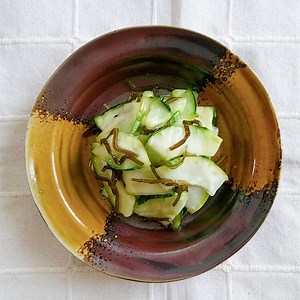 簡単なのに美味しい！うりのお漬物 | クラシル