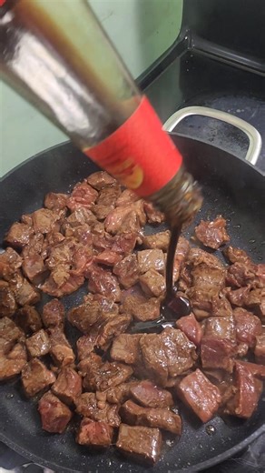 Easy way to make Beef Salpicao. 1. Fry garlic and set aside. 2. In the same oil stir-fry beef marinated with 3 tbsp soysauce, pepper and 1 tbsp corn starch for 30 mins 3. Add oyster sauce 4. Cook in high heat until sauce has thickened 5. Put it in a plate and add the fried garlic Enjooooooy. 😋🇨🇦🇵🇭💪❤️❄️ #davaofood #fblifestyle | Iking Lim