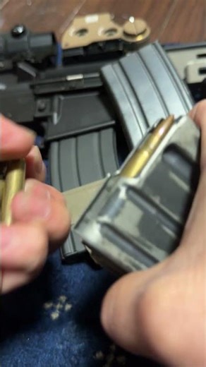 M4マガジン リアルウェザリングマガジンに玉込め^_^ (ダミーカートです)