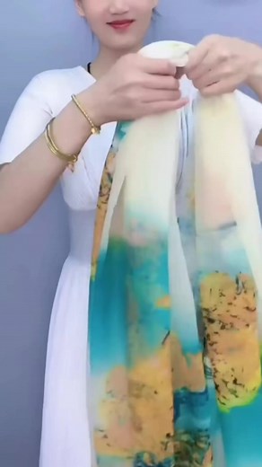 Tie a silk scarf 🧣 #silkscar #beauty #women #tiptop #silkscarf #outfits #foryou #scarf #fashion #scarfstyle #style #handmade #scarffashion #ootd #silkscarf #dress #design #reels #love #women | Jane Ohara