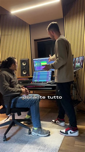 Microfono, PC e scheda audio: bastano davvero per una hit? 🎙️ Questo è quello che ti raccontano per venderti corsi copia-incolla, plugin “tuttofare” e mastering istantanei. Ti fanno credere che la musica sia una formula matematica, ma la realtà è un’altra. Fare tutto da solo nel 99% dei casi ti rinchiude in una bolla di mediocrità. Senza un confronto esterno, il tuo orecchio si abitua ai difetti e il tuo progetto resta fermo, uguale a mille altri. La musica è condivisione, non isolamento. 🤝 Pe