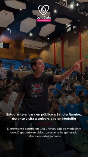 #Nacional | Un joven identificado como David Toledo Ospina cuestionó a la candidata al Senado por el partido Comunes mientras ella se encontraba en un espacio académico en la capital antioqueña. El hecho quedó registrado en video y comenzó a circular en redes sociales. En las imágenes se observa al estudiante increpando a Sandra Ramírez, señalándola por su pasado en la antigua guerrilla de las Farc y lanzando acusaciones directas frente a otros asistentes. Ramírez, conocida en el pasado con el a