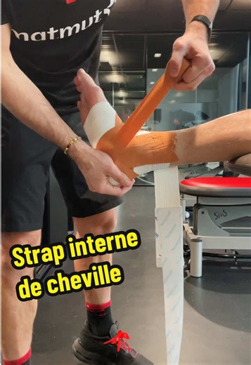 Entorse interne de cheville et maintien de voûte médiale 🦶 Le montage classique d’un strap de cheville, mais cette fois réalisé « à l’envers » pour venir limiter l’eversion 🙃 Les bandes de tension supplémentaires viennent renforcer cette action, et maintenir l’arche médiale du pied qui a besoin de soutien chez ce joueur TensoPlast 6cm pour le montage Leukotape P pour les bandes de tensions #physiotape #sportphysio #ankletaping