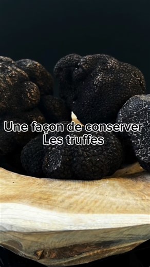 Ne laisse pas tes truffes s’abîmer : fais plutôt ça. #perigord #privatechef #truffes Ne laisse pas tes truffes se perdre 🍄 Une astuce simple de chef pour les conserver longtemps et en profiter à fond. Avec tu peux monter une sauce, le rajouter dans une purée de pommes de terre ou juste l’étaler sur du pain, ce sera un vrai régal. 👉 Abonne-toi pour plus d’astuces de chef 👉 Tu cherches un chef privé ? Réserve avec le lien dans ma bio | Kevin Hoffmann