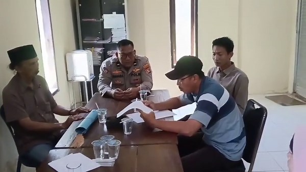 PROBLEM SOLVING Polsek Tanjung Lubuk Pasiltasi Mediasi penyelesaian salah paham antara masyarakat Desa Seritanjung dan Desa Tanjung Baru, Kedua belah pihak sepakat berdamai dan tidak menuntut hukum yang berlaku. Polres OKI Hadir @polres_oki @polisi_sumsel @humas_polresoki @divisihumaspolri #polresoki #poldasumsel #polripresisi