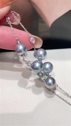 #jewelry #pearl #saltwaterpearl #pearlnecklace #japanesepearl S925 silver multi-bead exquisite Japanese Madama pearl necklace With a slight gradient from light to dark, it emits a cool silver-blue light. Like stars falling into the sea. Adjustable Y-shaped chain design, elongating the neckline. $199
