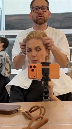 Ana Hickmann on Instagram: "Sim, a @anahickmann.beauty está ganhando o mundo! E ainda teve retoque no cabelo com direito a fofoca @moisesck @celsokamuraoficial! Vídeo completo no canal #anahickmann #vlog #maquiagem"