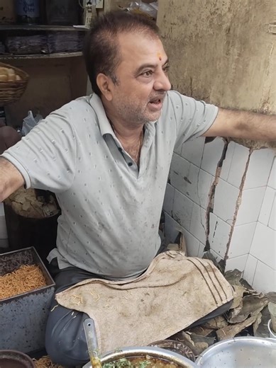 Laali Changani’s Club Kachori 🥙🔥 One bite and the crunch hits different 😍🤤 Fresh, crispy, totally addictive! That endless queue? Proof you’re missing out 👀👇 #streetfood #foodtok #kachori #streetfoodindia #viralfood