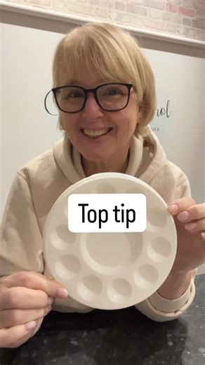 🌹 Top Tip for when you make your sugar roses So many of you have been asking me what I use for shaping my rose petals, so I thought I’d quickly show you. Make sure you save this tip for when your next making roses 🌹 #cakesbycarol #cakementor #cakedecoratingtips | Cakes By Carol