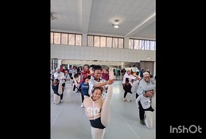STRENGTHENING BODIES, BUILDING BONDS Our Joburg Ballet School parents and guardians joined us for this month’s meeting and an open class with Co-ordinator, Teacher Keke Chele. Each month, parents, guardians, and family members are invited to join the students in their training class to not only witness the students' progress but also to participate in exercise routines that they can do together at home. From guided stretches to basic ballet steps, families stepped onto the floor to support their