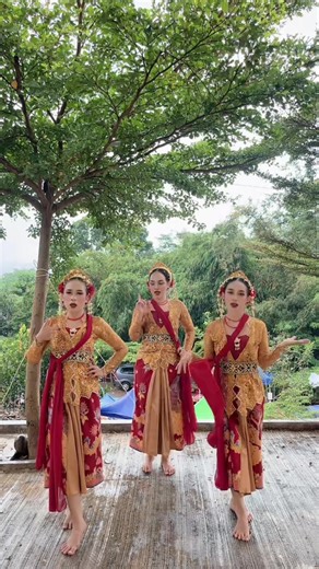 Jaipongan Dance Performance by Deri Ardi