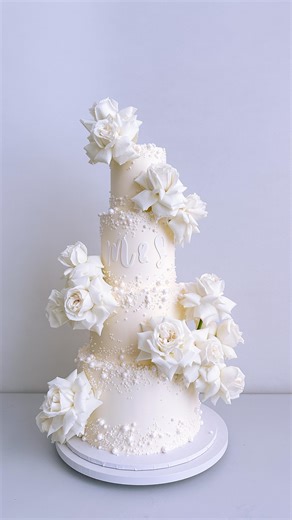 Pre-Punched Hole CakeBoards from @loyalbakeware are truly remarkable. You know how I prefer stacking tiered cakes in the kitchen with a center dwelling system. It simplifies things immensely. We love it, and I’m sure you’ll love it too! | K CAKE