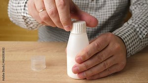 Add water to the powder and shake the medicine. Preparation of medicines for administration.