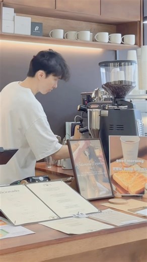 아침 8시. 혼자 일하는 바리스타의 아침. aficionado coffee . Best Cafe in Seoul #barista #seoulcafe #seoultravel