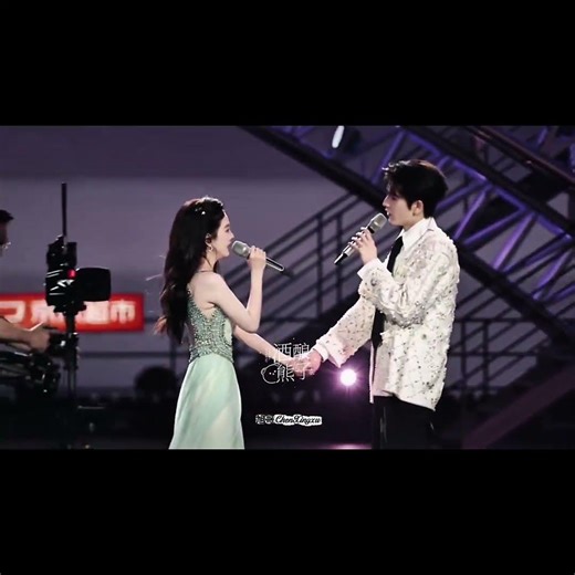 One shot = a whole modern romance drama 💕This frame feels like a full rom-com already 🥹✨ #张凌赫 #章若楠