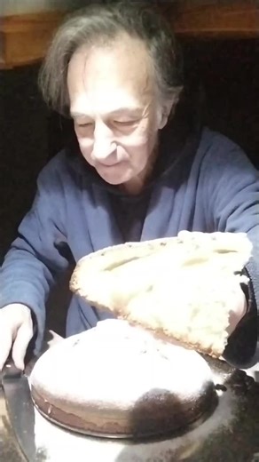 Della serie cucino mangio faccio le torte 🍰 ballo mi diverto e si volaaaaaa ✈️🤪 oggi una fantastica torta a forma di Vesuvio senza latte e burro e boom boom 😋🤣 boom boom 😋🤣 fuochi d'artificio 🎆🎇🎆 e si volaaaaaa ✈️🤪✈️ Ekkevelodikoaffa' #cooking #neiperte #fyp #benedettarossi #FNS ⚽💙