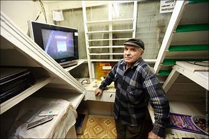 Man single-handedly building a metro rail