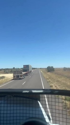 Hang on to ya door old mate #withouttrucksaustraliastops #fyppppppppppppppppppppppp #roadtrainsaustralia #💦💦 #livingthedream #foryoupage #kwhopper