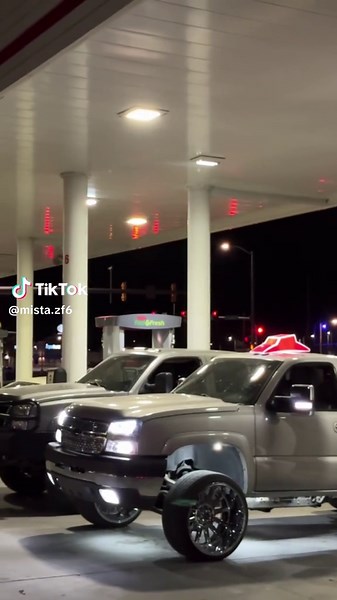 Always a good time in the little apple #lemonpeppasteppas🍋 #lbzduramax #zf6duramax @️Grant @Mr.DunnA 🌾 @Ethan Gruber *Everything is performed by professionals*