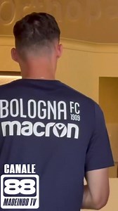 🔴🔵| Ecco Martin Vitík! Il difensore classe 2003 arriva dallo Sparta Praga per 15 milioni di euro. Dopo l’iter delle visite mediche firmerà il contatto che lo legherà al Bologna per le prossime stagioni. 🎥: CANALE 88 ‼️ Francesco Livorti | Forza Bologna Sempre