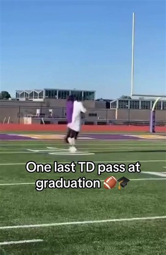 👏👏👏 (via zymierjackson5/IG) #graduate #football | football