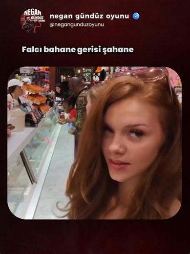 Çoğu adam kıza bir açılış yapıyor. Açılışı sündürüyor da sündürüyor. Yok şurada gördüm böyle güzelsin bilmem ne. Sonra ne oluyor? Ne olacak kendini kıza açıklamaya çalıştığın, sıkıcı ve değerini düşüren bir konuşmanın içerisine giriyorsun. İlk ders şu, Açılıştan hemen sonra başka bir konuya geçiş yap. Konuşurken samimi ol. Bu aynı zamanda kızın seni uzun zamandır tanıyormuş gibi hissetmesine sebep olur. Mekan değiştirme mevzusuna gelelim. Hemen
