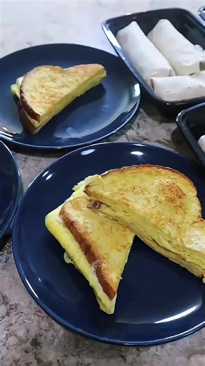 'How to Make $10 Last 3 Days Full cost breakdown and recipes: 1 dozen eggs $1.25 1 loaf of bread $1.25 Smoked sausage $1.25 Broccoli $1.25 Cheddar Broccoli Rice Side $1.25 Refried beans (or a can of chili) $1.25 Spanish rice side $1.25 Flour Tortillas $1.25 Total cost $10 Optional hot sauce $1.25 Omelette breakfast sandwich: Scramble 3 eggs with a splash of water, salt and pepper to taste. Oil a skillet lightly and preheat on medium low. Pour in eggs and add 2 slices of bread on top. Flip bread 