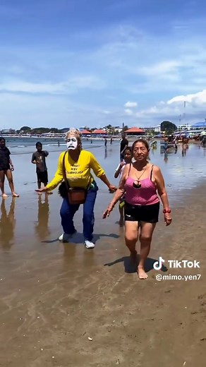 Hilarious Manta Mimo Performance at the Parade