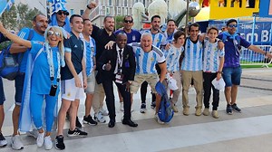 Mundial Qatar 2022: los hinchas de la Selección argentina explotan las calles de Doha
