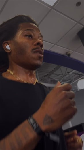Tommie Runz on Instagram: "Just the work. 10 x 2 mins uphill and flat. This rep - 2 mins at 9 with 7% incline - approx 5:05 equivalent effort #tommierunz #stayready #thework #blackrunner #runninginspiration"