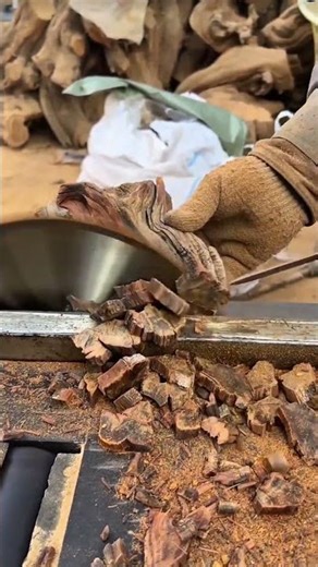 Careful operation of the grinding machine to cut all parts of the wooden bar #woodworking #shorts