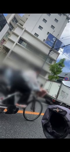 【確信犯】「自分は車だと思っているの？」車道のど真ん中を堂々と走る“迷惑自転車”が撮影されました。命を守るための忠告に対する「驚愕の態度」に、批判が殺到しています。■あまりに危険な走行舞台は片側2車線の大きな通り。女性サイクリストは左端ではなく、なぜか「右車線の中心」を走行。信号待ちでも悠然と立ち止まり、後続車を完全にブロックしていました。■バイカーの直接指導あまりの身勝手さに見かねたバイカーが横に並びます。「危ないよ！そこは走る場所じゃないだろ」事故を防ぐための必死の呼びかけ。しかし、返ってきたのは絶望的な反応でした。■逆ギレの正体注意された彼女は謝るどころか、不遜な態度で一蹴。全く反省を見せないその姿がSNSで拡散されると、怒りの声が爆発。「マナー以前に人間性が終わっている」と非難が止まりません。■結論自転車は「軽車両」。原則は常に道路の左端です。「自分だけは大丈夫」という身勝手なルール解釈は、一瞬にして、無関係な誰かの人生を奪う凶器に変わります。自分の権利を主張する前に、守るべき「義務」がある。あなたの街にも、こんな“無法者”は潜んでいませんか？一時の油断が一生のトラウマに。交通