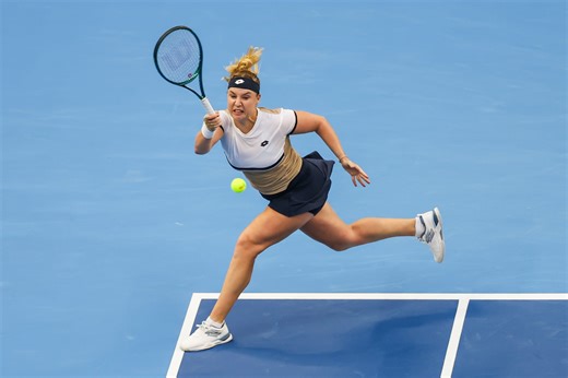 On the run and in the corner! Anna Blinkova's stunning pass in Beijing