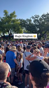 🏰 Regulars know that crowds move in predictable patterns at Magic Kingdom. For example, the first two hours the park is open are always the least crowded. Wait times build gradually during that time - then stay around 30 minutes (average per ride) until 7 pm when they start to go back down again. It’s easy to knock out four rides in the first hour the park is open - but only if you know how to go left when everyone else is going right 😎 If you don’t have time to spend months researching what r