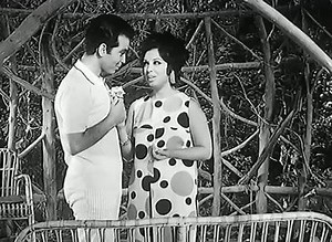 ٧ أيام في الجنة (١٩٦٩) فيلم غنائي كوميدي مصري تم إنتاجه عام 1969 بطولة : نجاة الصغيرة - حسن يوسف - أمين الهنيدي - عادل امام اخراج : فطين عبد الوهاب أغاني الفيلم : دوارين .. كلمات والحان: الأخوين رحباني مرسال الهوي .. كلمات : حسين السيد والحان : محمد عبد الوهاب إلا أنت .. كلمات : مأمون الشناوي والحان : محمد عبد الوهاب | نجاة الصغيرة قيثارة الغناء العربي