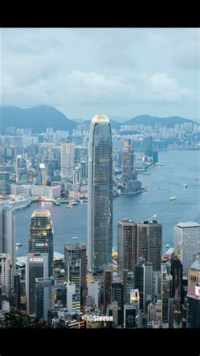 来香港一定要来太平山顶看一次绝美的维港夜景，依山而建的高密度住宅和顶级内透的中环CBD,这样的夜景放眼世界都是顶级的存在。 #香港太平山