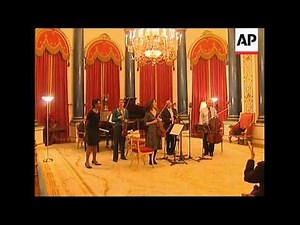 US Sec of State plays piano for UK queen